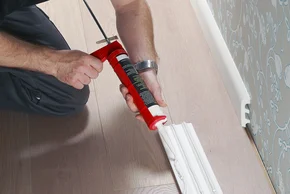 Decor-Union Service 046a Handwerker montiert/klebt Fußleisten auf tapezierte Wand - Decor-Union Service 046a Handwerker montiert/klebt Fußleisten auf tapezierte Wand