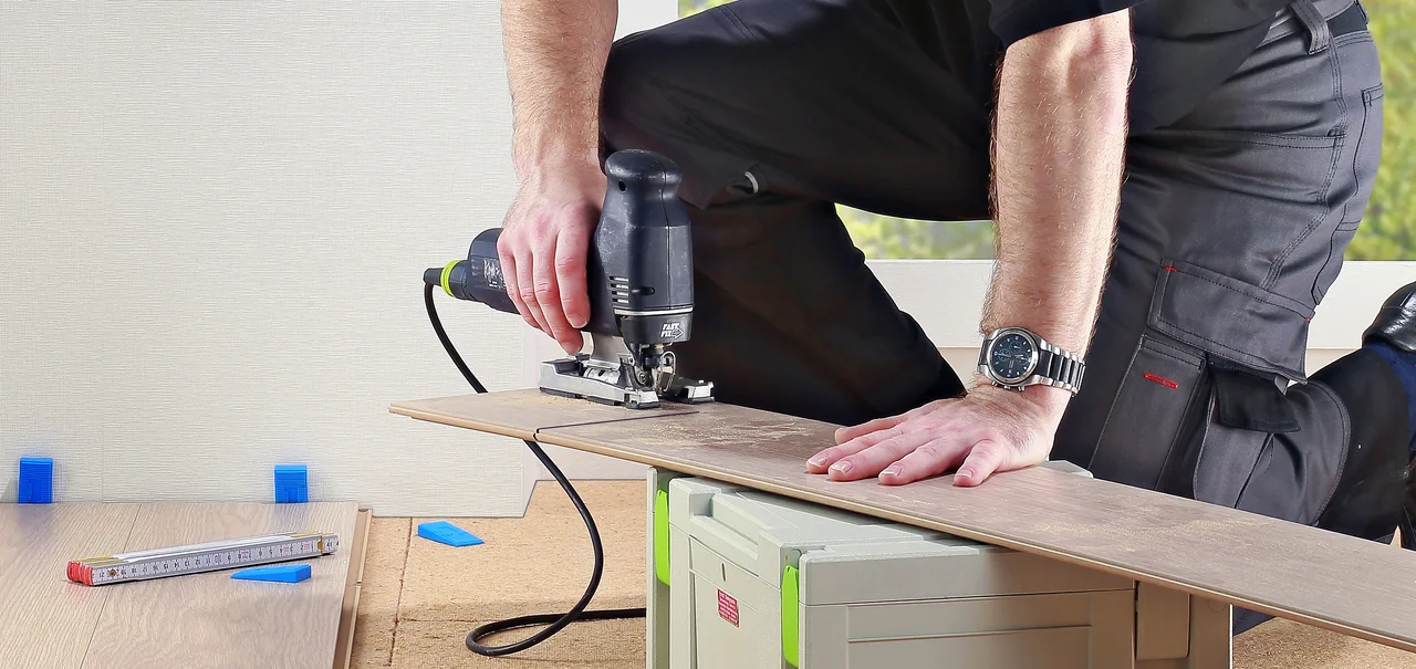 Hartbeläge - Decor-Union Service 038b Bodenleger sägt mit poffesionellem Werkzeug Laminat