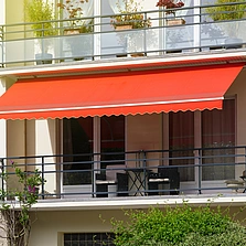 Sonnen- & Sichtschutz - Balkon mit geöffneter Markise als Sonnenschutz an einem warmen Sommertag