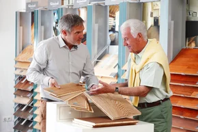 RUNDUM-BERATUNG - Decor-Union Service 0835 Fachpersonal berät Kunden im Laden Bodenbelag Parkett, Laminat
