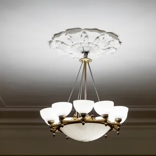 Funktional - Rosette Zierprofil an der Zimmerdecke als Abschluß für eine Lampe.
